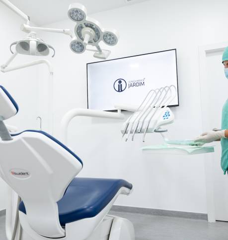 Clínica Médica Jardim – Consultório – Medicina Dentária – Cadeira e Assistente Dentária Clínica Médica Jardim - Consultório - Medicina Dentária - Cadeira e Assistente Dentária